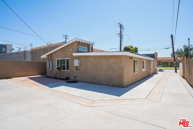 property at 2746 Santa Anita Ave