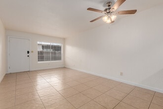 925 W Peoria Ave, Unit #47 in Phoenix, AZ - Foto de edificio - Building Photo