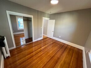 28 Emerald St, Unit 2 in Medford, MA - Foto de edificio - Building Photo