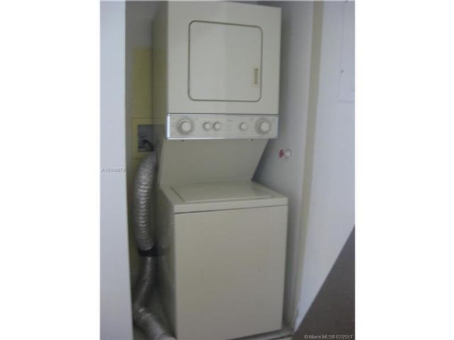 6045 NW 186th St in Hialeah, FL - Building Photo - Building Photo