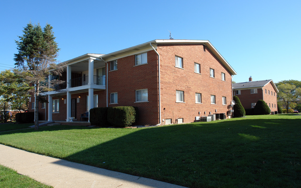 Manis Apartments in Warren, MI - Foto de edificio