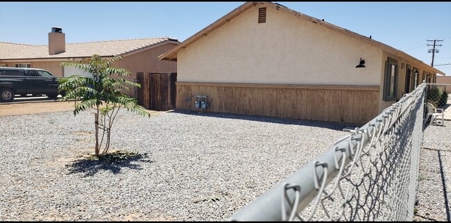 13652 Pauhaska Rd, Unit B in Apple Valley, CA - Foto de edificio - Building Photo