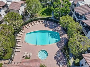 21372 Brookhurst St, Unit 316 in Huntington Beach, CA - Foto de edificio - Building Photo