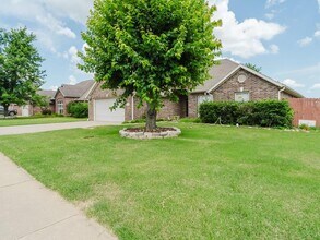 2202 SW Juniper Ave in Bentonville, AR - Building Photo - Building Photo