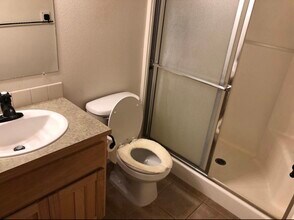 525 S Glenmoor Dr in Moses Lake, WA - Building Photo - Building Photo