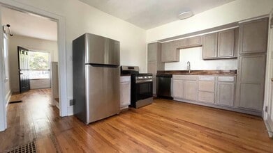 3175 Oakshire Ave in Berkley, MI - Building Photo - Building Photo