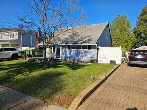 898 Bowling Green Dr in Westbury, NY - Building Photo - Building Photo