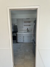 8218 De Longpre Ave in West Hollywood, CA - Foto de edificio - Building Photo