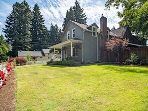 2193 Willamette Falls Dr in West Linn, OR - Building Photo - Building Photo