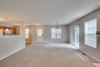 2427 Stoughton Cir in Aurora, IL - Foto de edificio - Building Photo