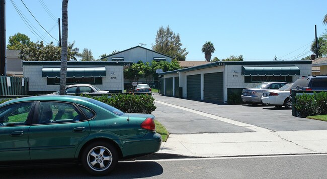 Bayleaf Apartments in Costa Mesa, CA - Foto de edificio - Building Photo