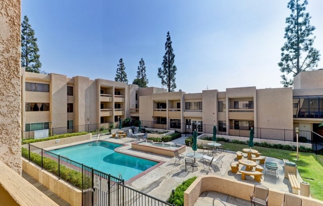 301 N Ford Ave, Unit #218 in Fullerton, CA - Foto de edificio - Building Photo