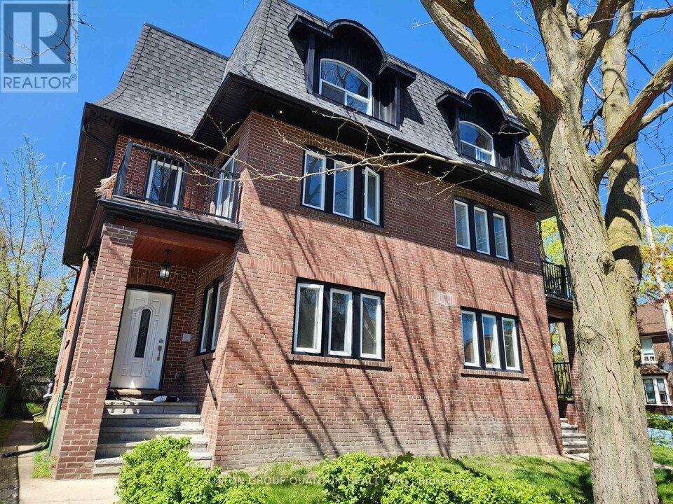 28-28 Boustead Ave in Toronto, ON - Building Photo