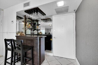 6039 Collins Ave, Unit 311 in Miami Beach, FL - Building Photo - Building Photo