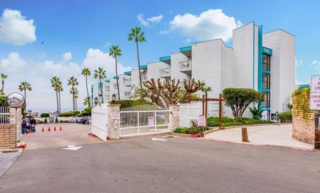 630 The Village in Redondo Beach, CA - Foto de edificio - Building Photo