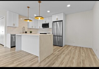 21921 Rimhurst Dr, Unit F in Lake Forest, CA - Foto de edificio - Building Photo