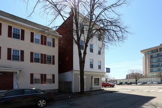 303 Pine St in Manchester, NH - Building Photo - Building Photo