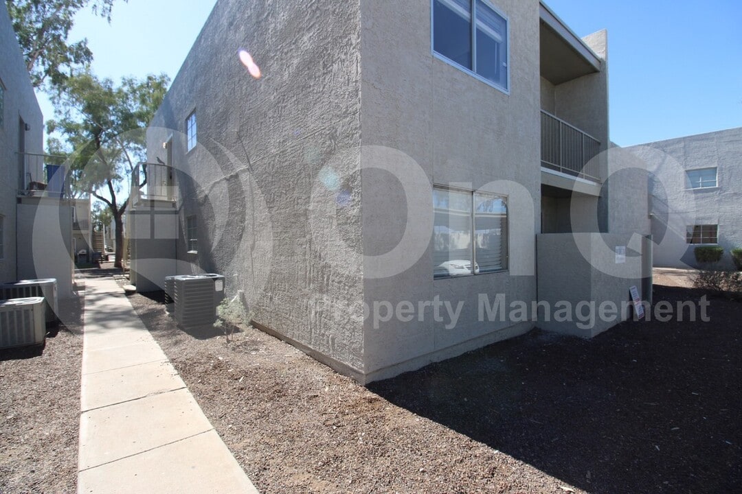 2807 E Paradise Ln in Phoenix, AZ - Building Photo