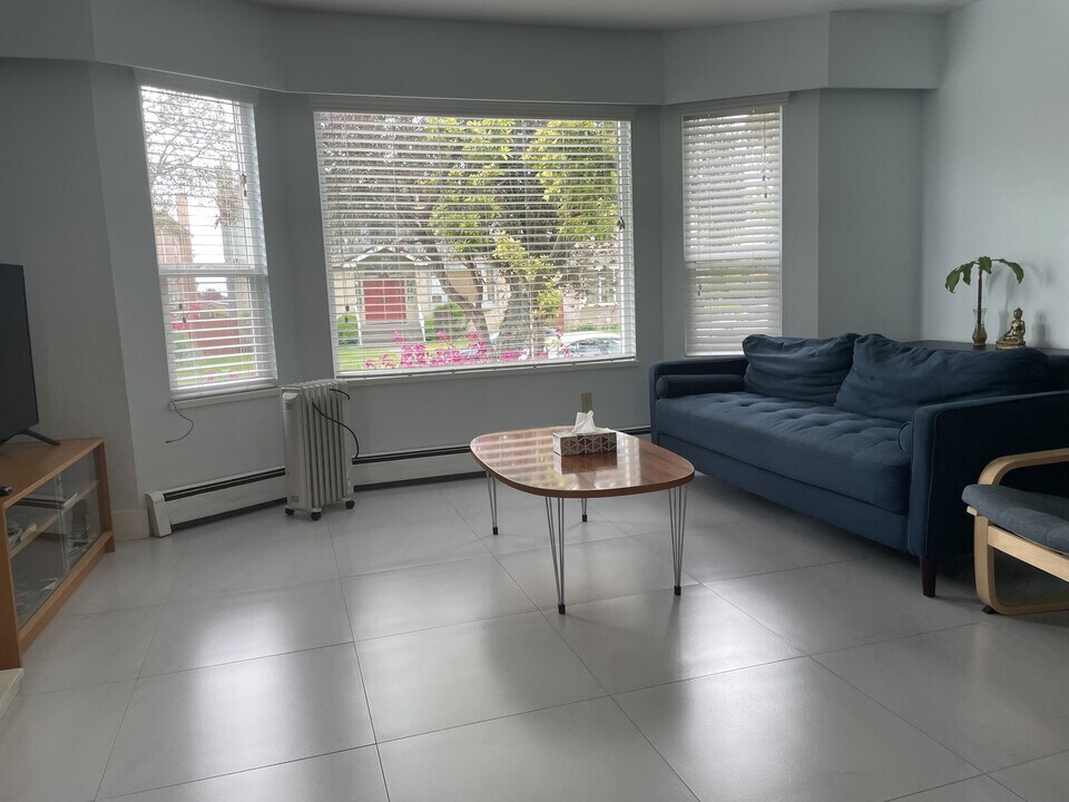 7384 Humm St in Vancouver, BC - Building Photo