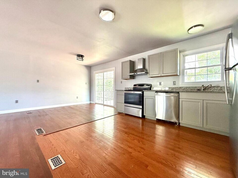 4537 Kingston Rd in Woodbridge, VA - Building Photo