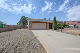 4906 La Nuez Ct SE in Rio Rancho, NM - Building Photo - Building Photo