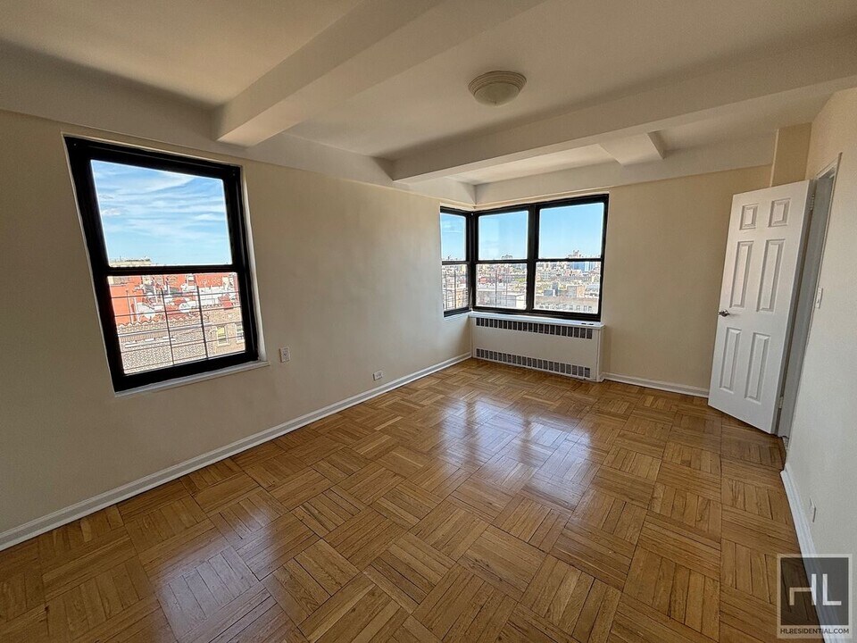 GRAND CONCOURSE, Unit 9J in Bronx, NY - Building Photo