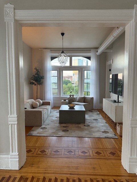 1043 W Grand Ave, Unit 2 in Chicago, IL - Building Photo - Building Photo