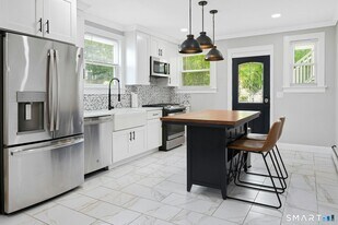 137 Rock Spring Rd in Stamford, CT - Building Photo