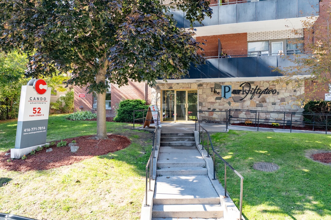 The Park Fifty-Two in Mississauga, ON - Building Photo