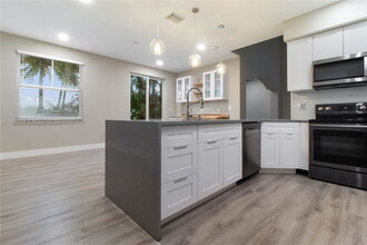 17116 SW 39th Ct in Miramar, FL - Foto de edificio - Building Photo