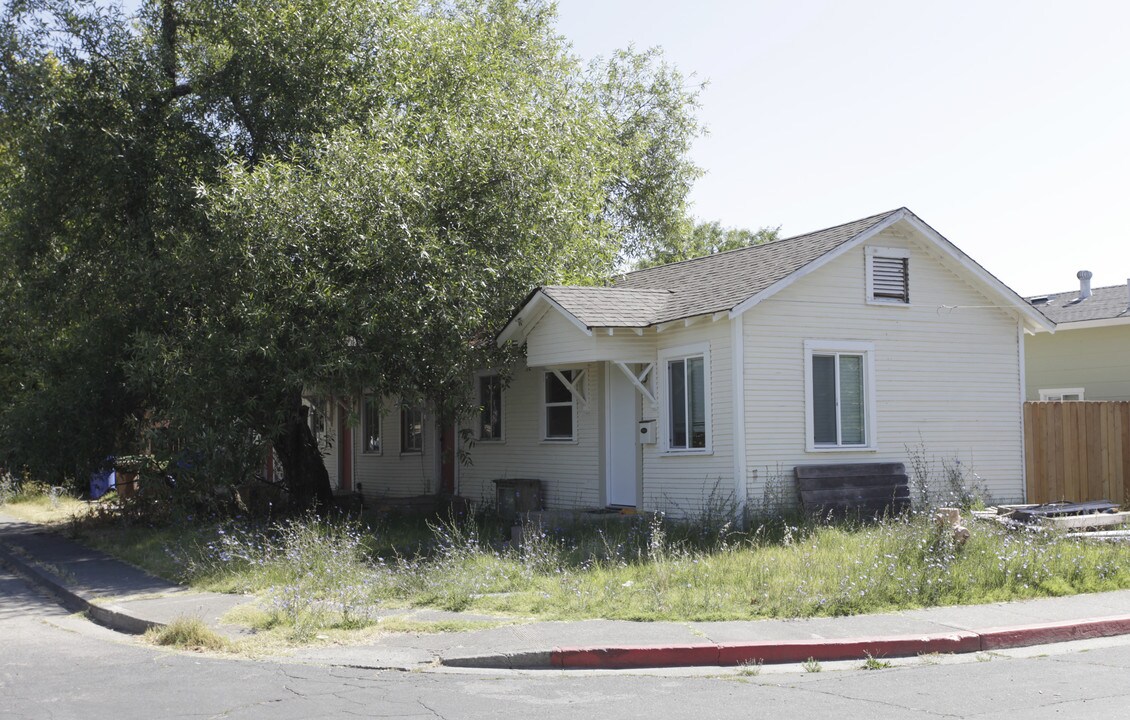 1402 Earl St in Calistoga, CA - Foto de edificio