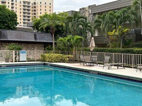 8335 SW 72nd Ave in Miami, FL - Building Photo - Building Photo