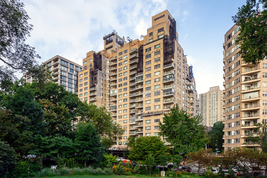 Gracie Towers Apartments in New York, NY - Building Photo