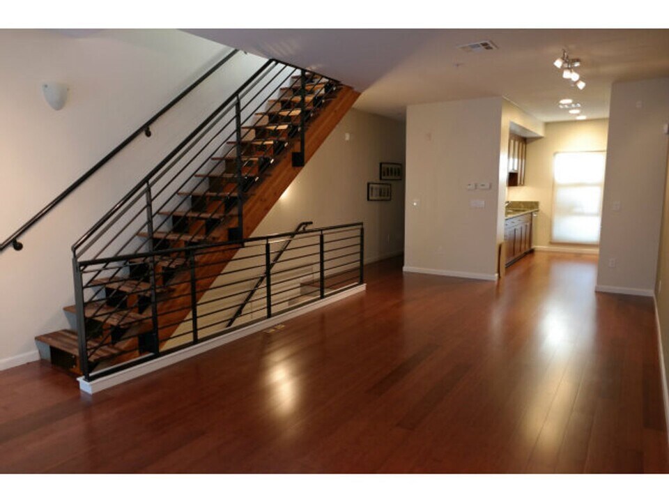 114 Glashaus Loop in Emeryville, CA - Building Photo
