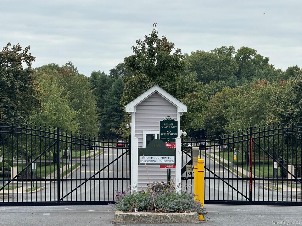 100 Hillside Dr in Middletown, NY - Building Photo