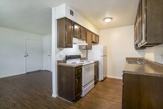 Bonnie Green Apartments in Denton, TX - Building Photo - Building Photo