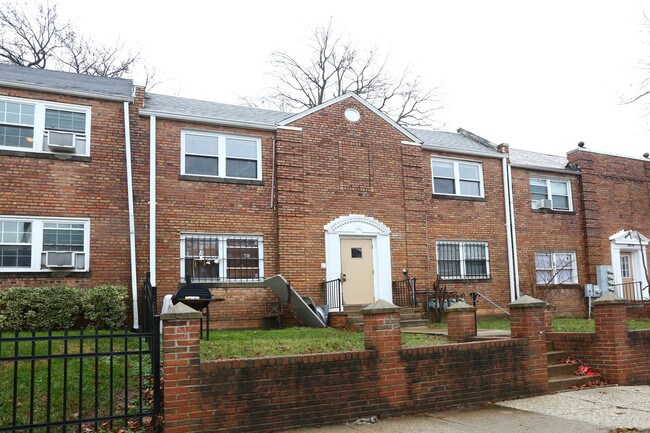 1241 Raum St NE