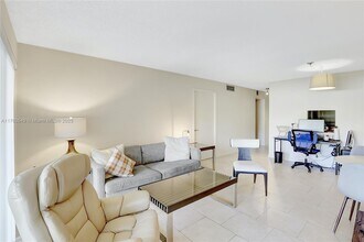 7850 Camino Real in Miami, FL - Building Photo - Building Photo