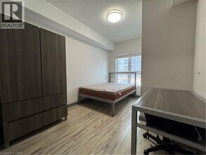 258B Sunview St in Waterloo, ON - Building Photo - Building Photo