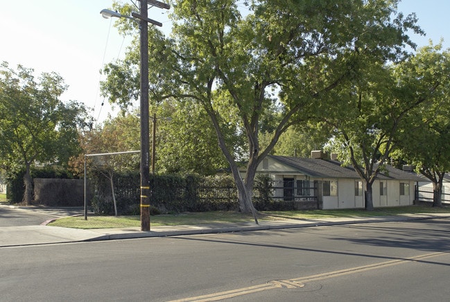 Sierra Terrace in Fresno, CA - Foto de edificio - Building Photo