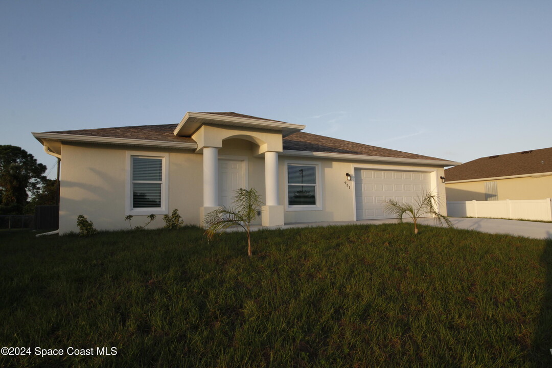 931 Hutchins St SE in Palm Bay, FL - Building Photo