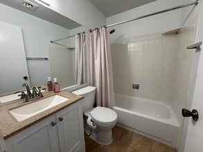 220 Oak Knoll Ct in Schaumburg, IL - Building Photo - Building Photo