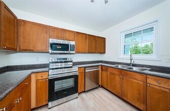 251 Pompano Dr SE, Unit D in St. Petersburg, FL - Foto de edificio - Building Photo