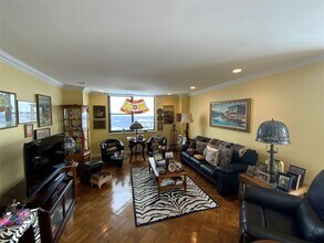 27110 Grand Central Pkwy in New York, NY - Building Photo - Building Photo