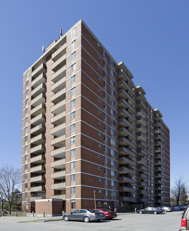 Place Montfort in Ottawa, ON - Building Photo - Building Photo