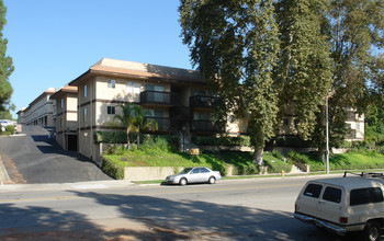 La Cresta Garden Apartments in Thousand Oaks, CA - Building Photo - Building Photo