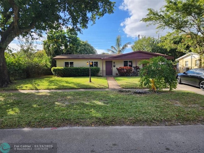 1341 NW 51st Ave in Lauderhill, FL - Foto de edificio - Building Photo