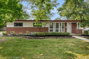 24240 Beverly St in Oak Park, MI - Building Photo