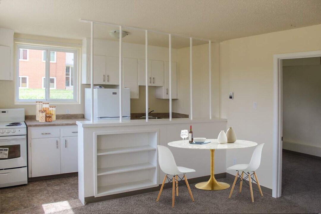 Greystone Court in Saskatoon, SK - Building Photo
