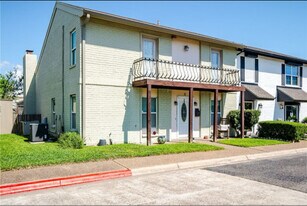 11 Rock Creek Dr in Corpus Christi, TX - Building Photo